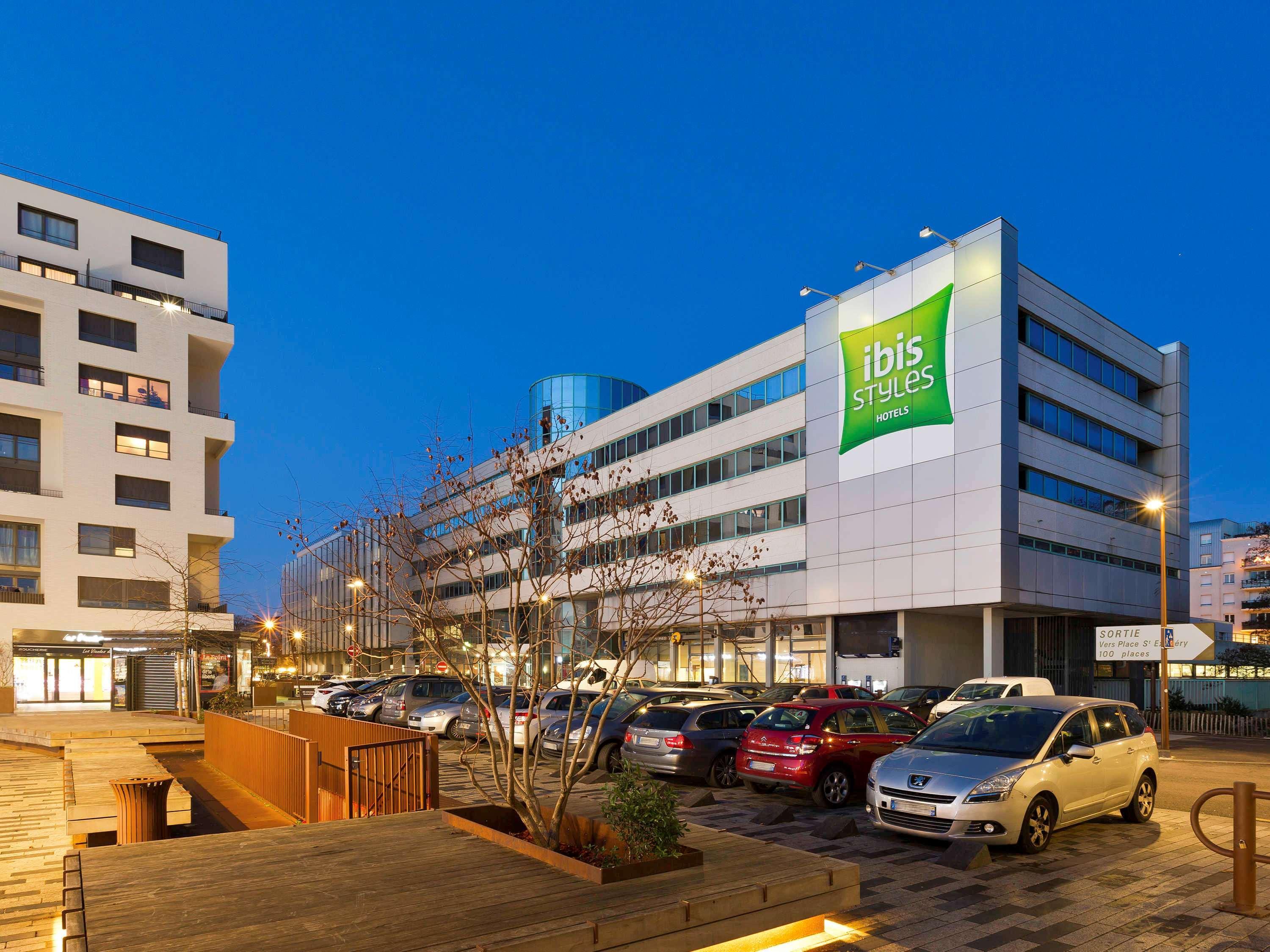 Hotel ibis Styles Massy Opéra Esterno foto